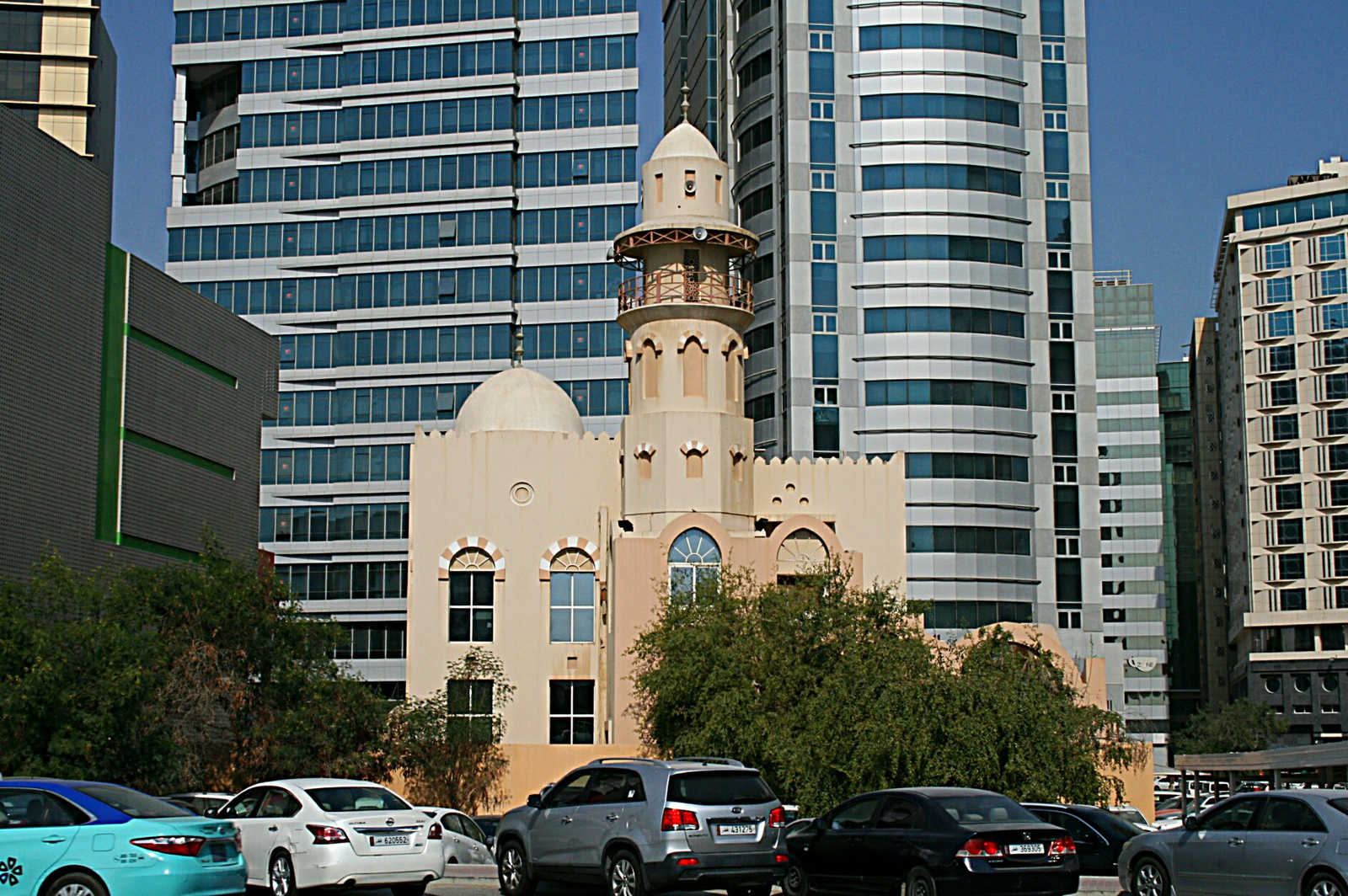 Mecset a felhőkarcolók árnyékában