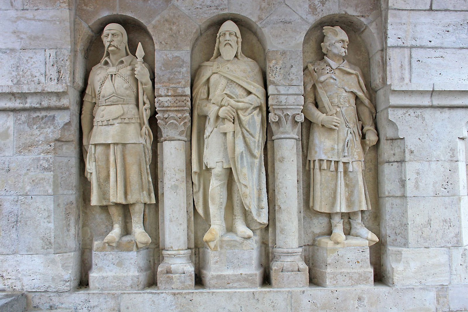 Árpád-kori harcosok szobrai - Budai Vár, Halászbástya