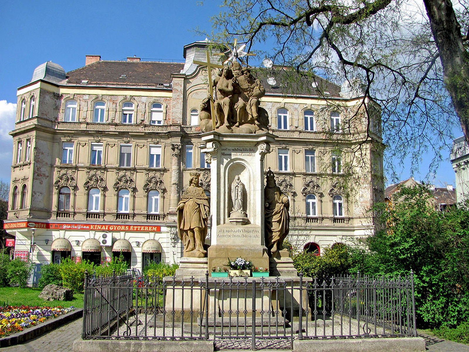 Szentháromság szobor - II Zsigmond tér