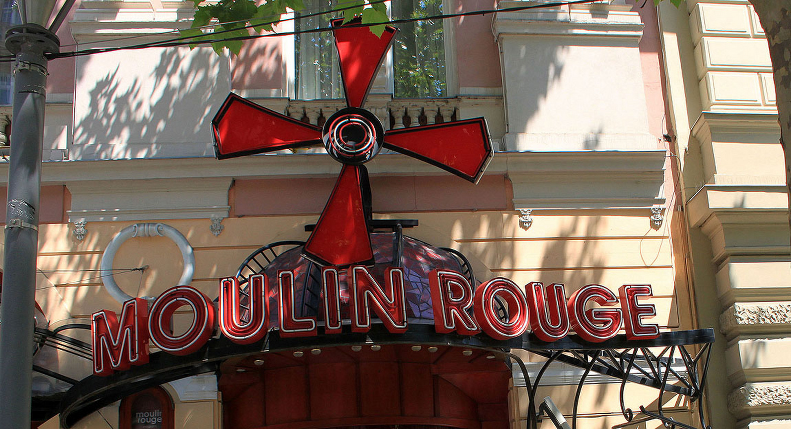 Moulin Rouge Bár - VI Nagymező u 17