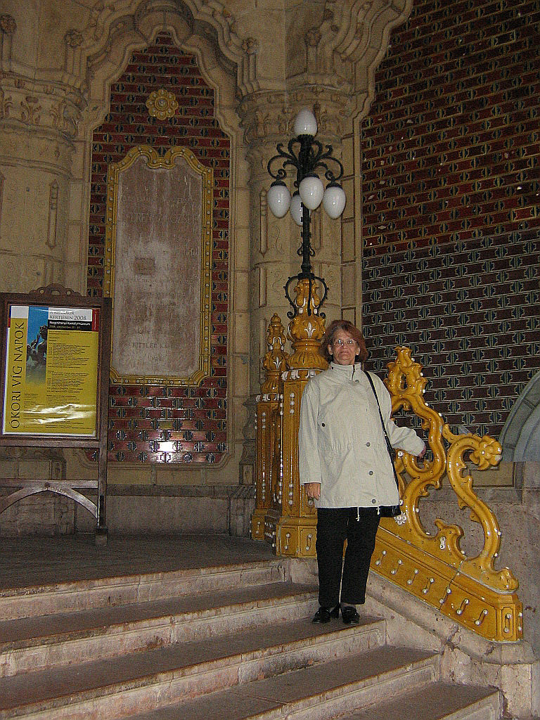 Liza a múzeum bejáratánál