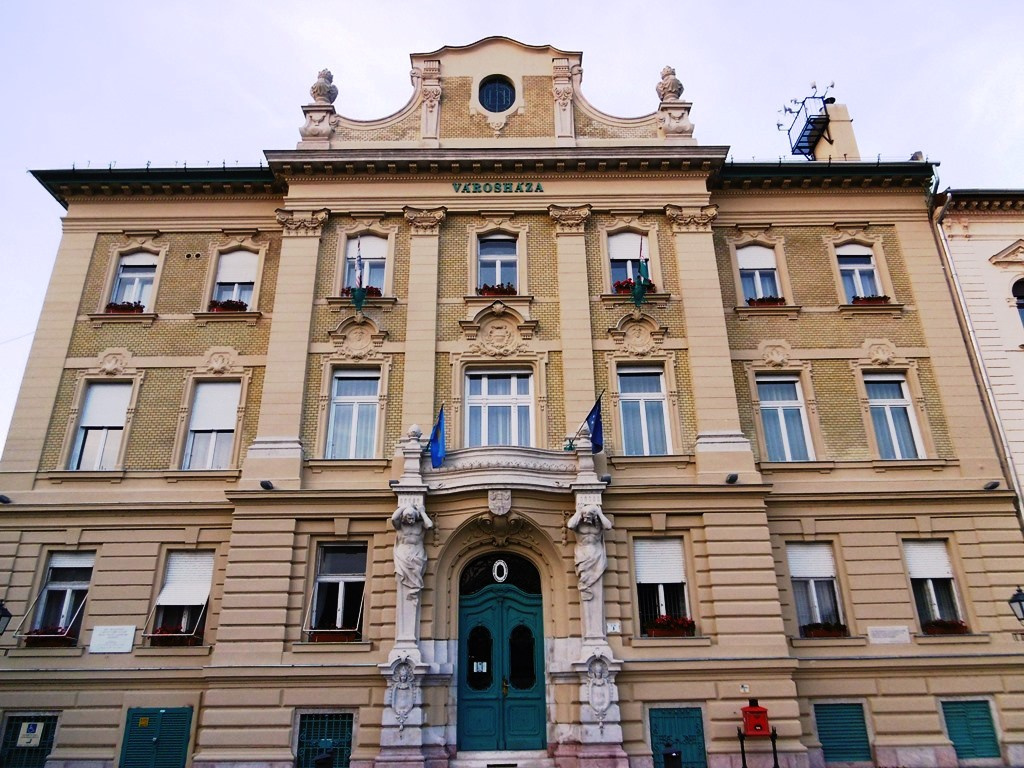 119 Óbuda, Fő tér