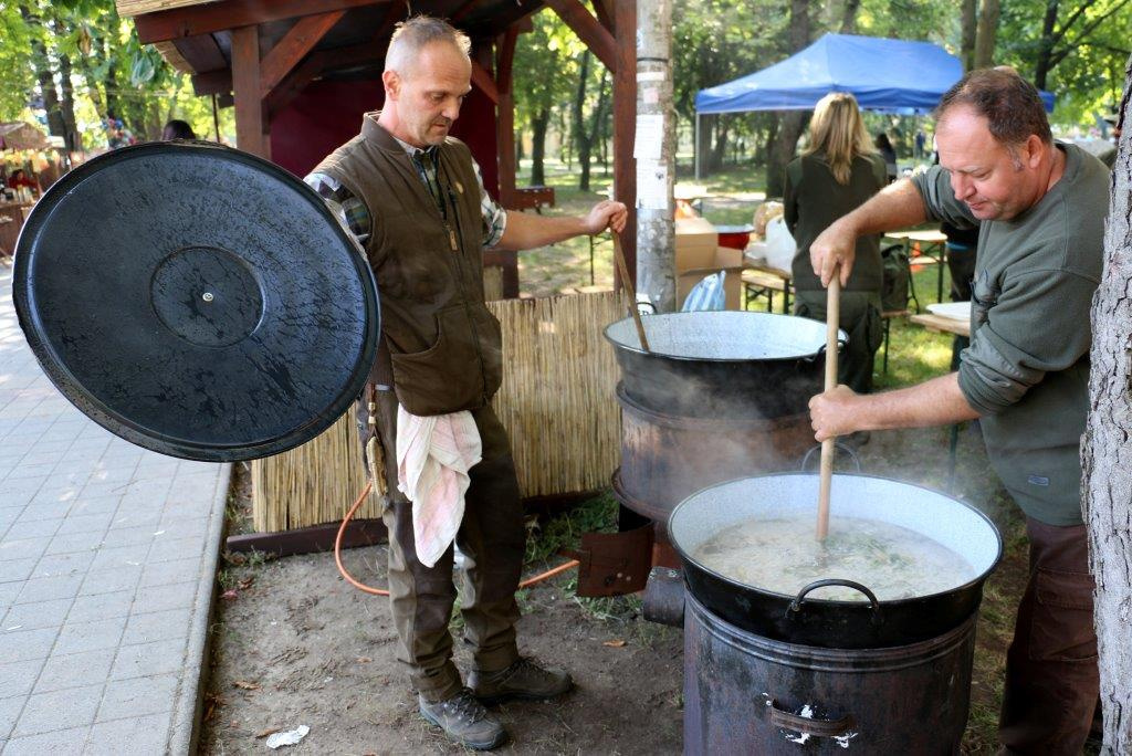 Mezőőrök főznek