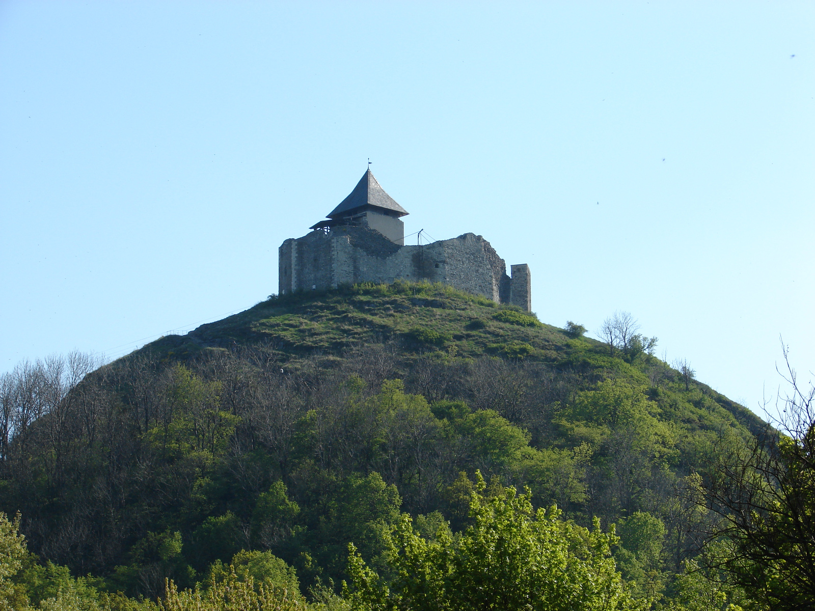 A vár, a faluból nézve.
