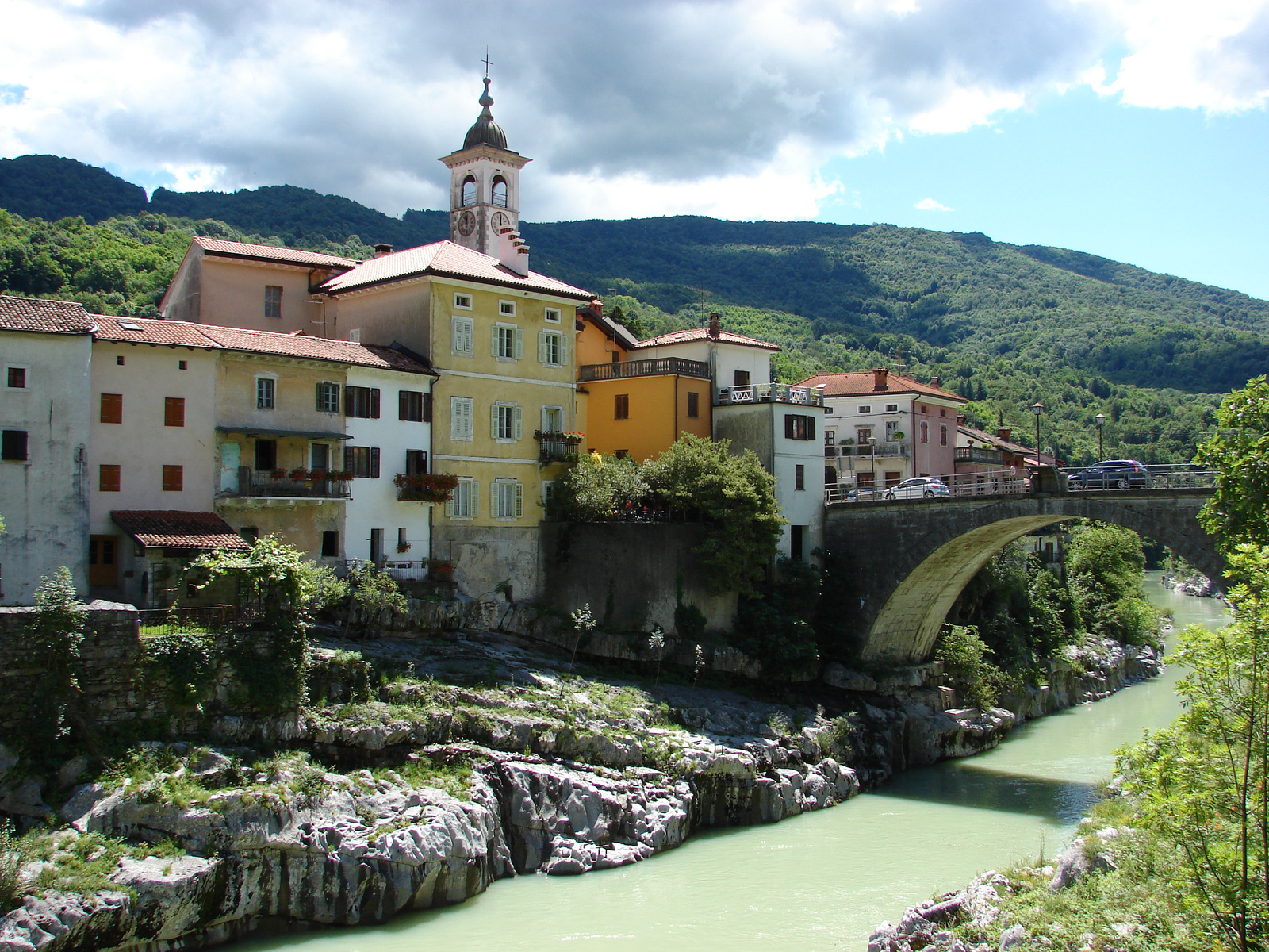 Kanal látképe, a Soča folyóval.