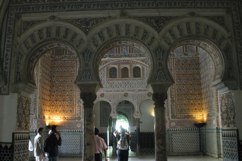 sevilla alcazar arcs and man