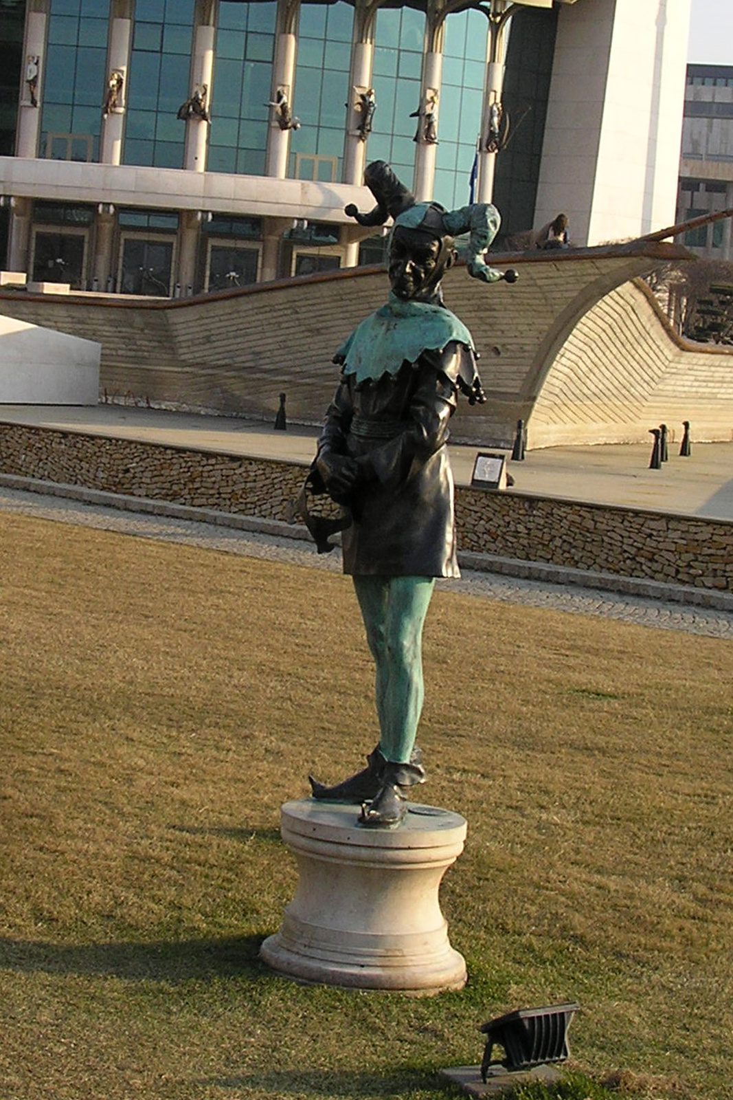 Latabár Kálmánról szobor