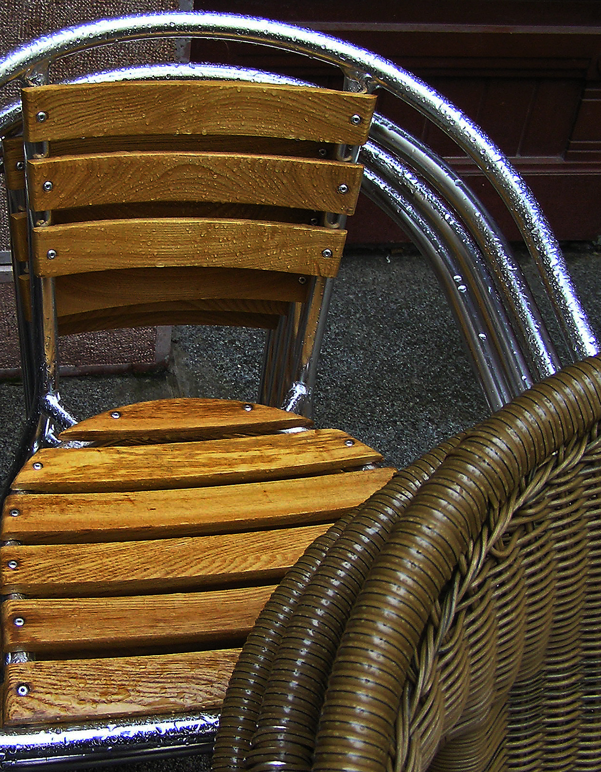 székek az esőben