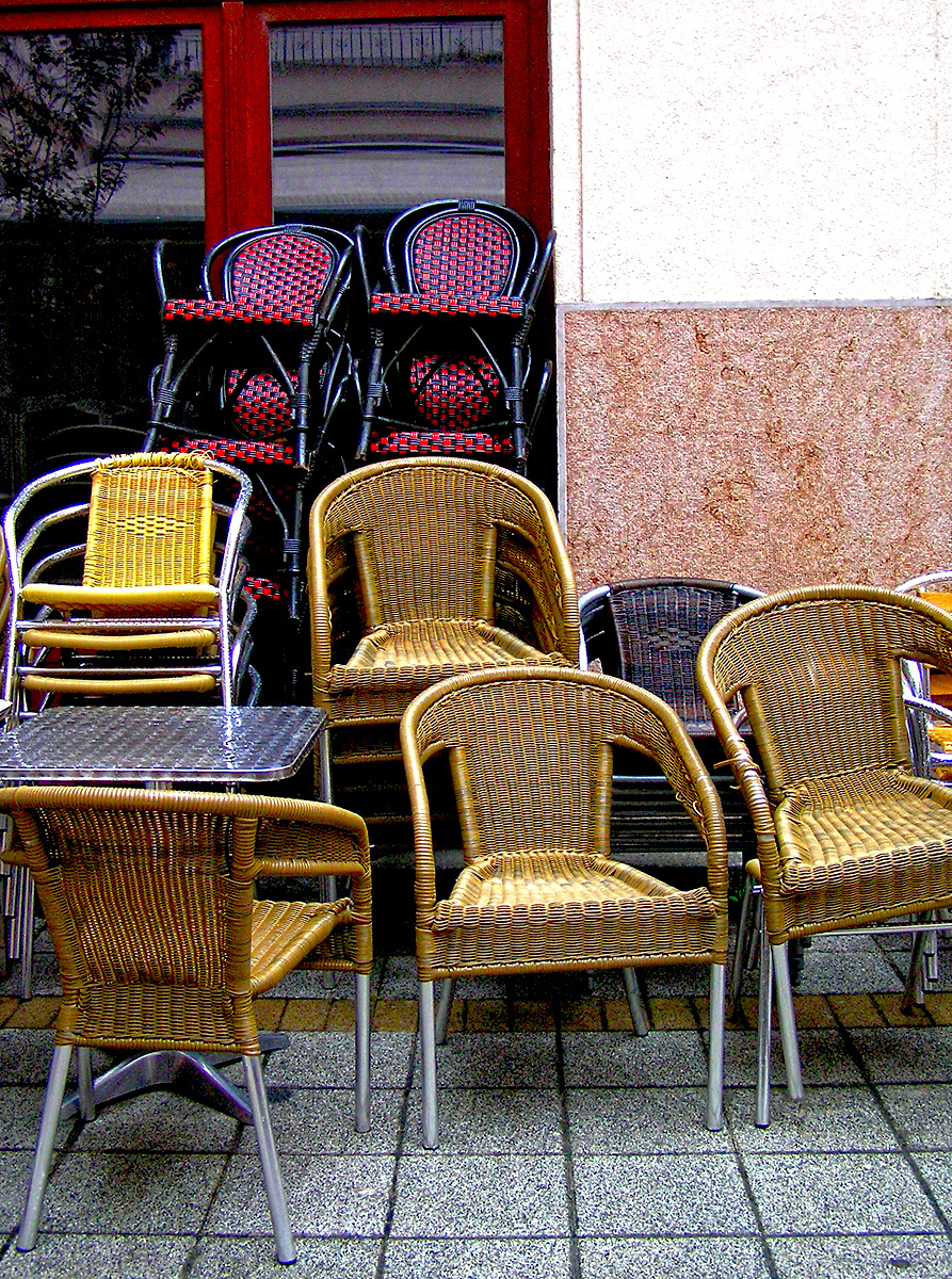 székek az esőben4