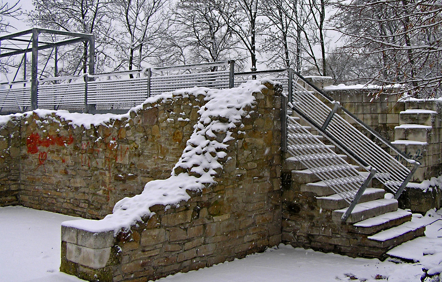 modern lépcső régi falon