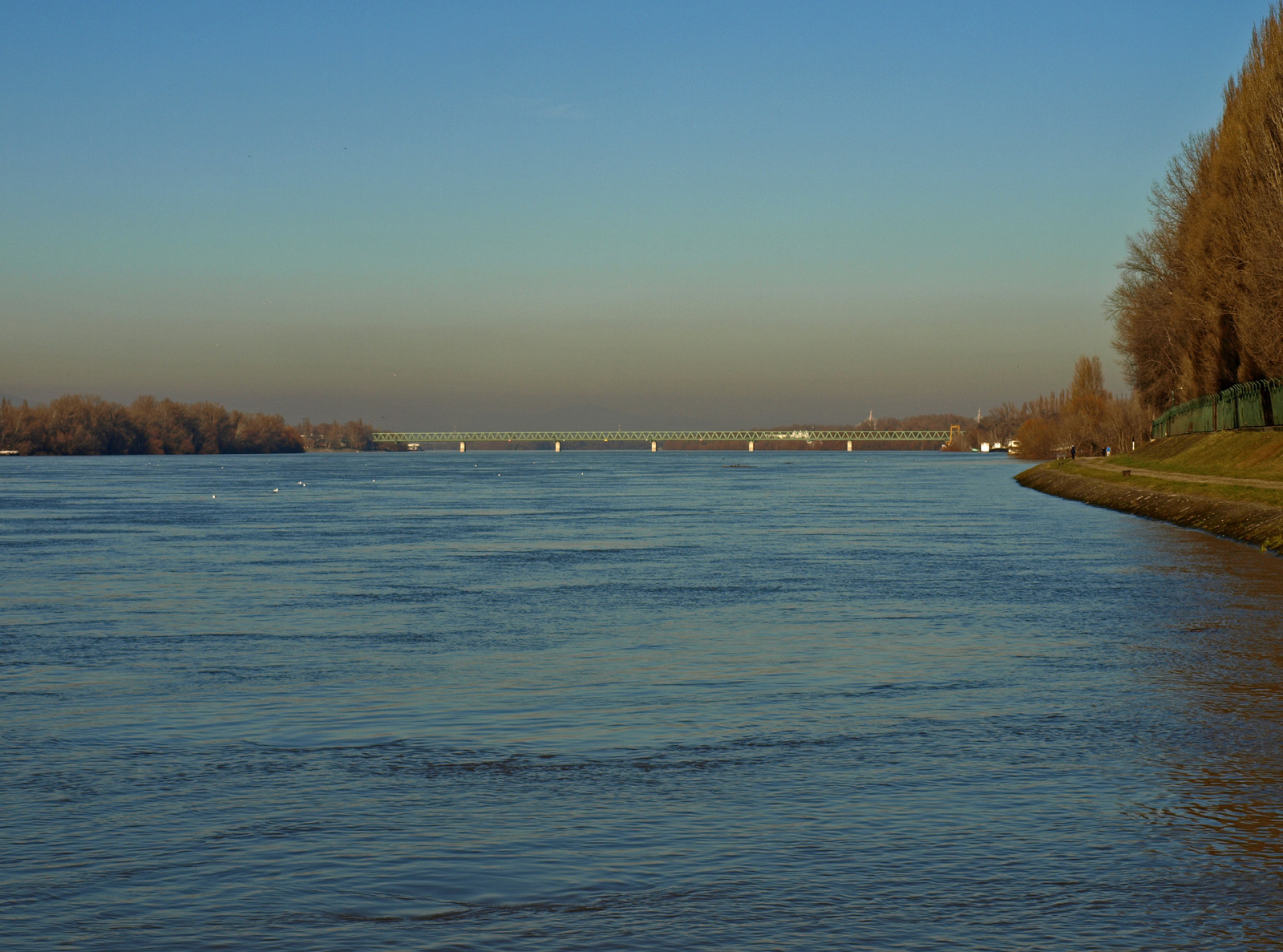 széles a Duna - meglepődtem, milyen magasan van a víz