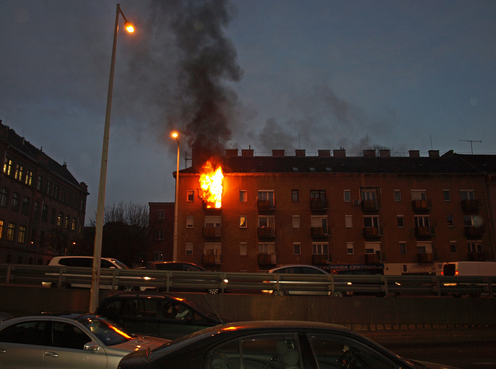 Tűz - lángoló lakás egy Váci úti házban