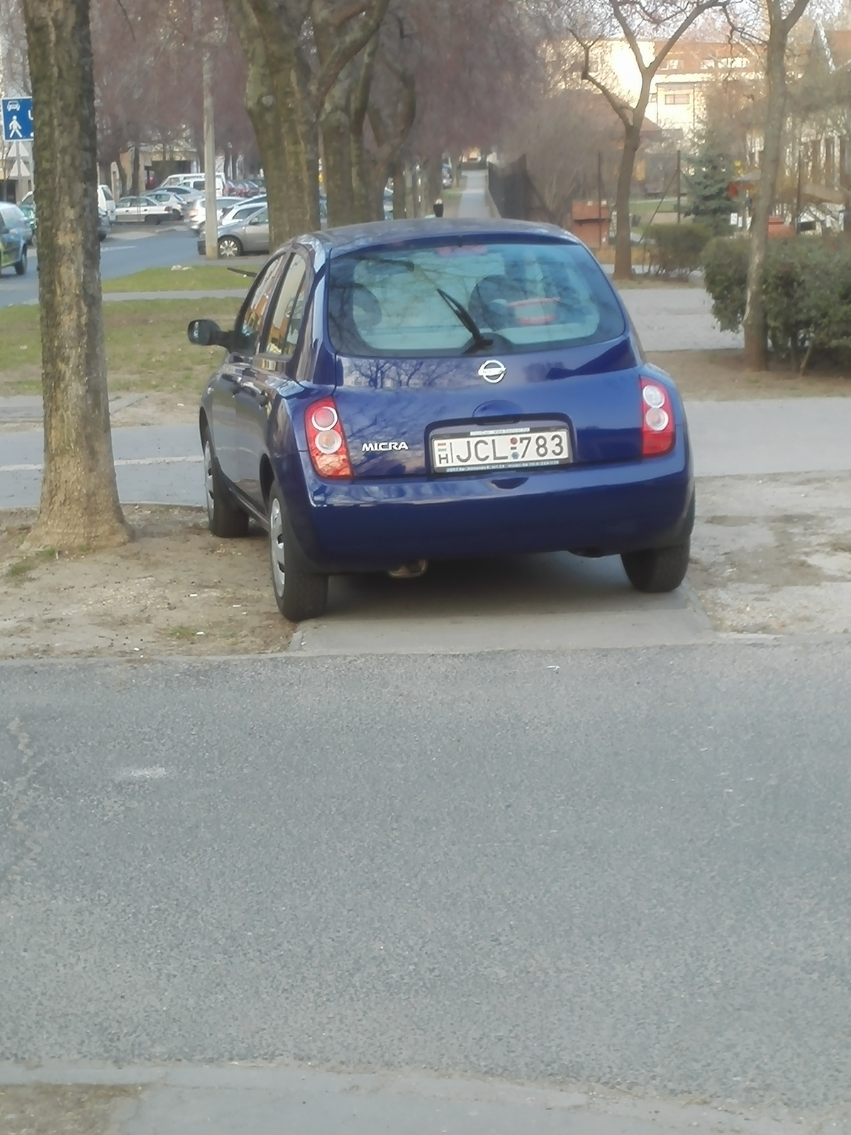 Nincs parkolóhely, megteszi a járda is :DIMG 20150323 171031[