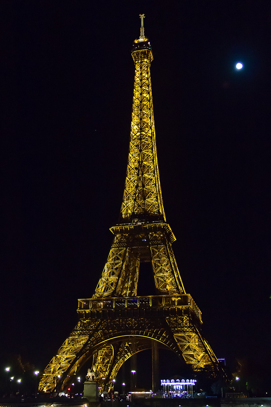 Eiffel torony és a Hold