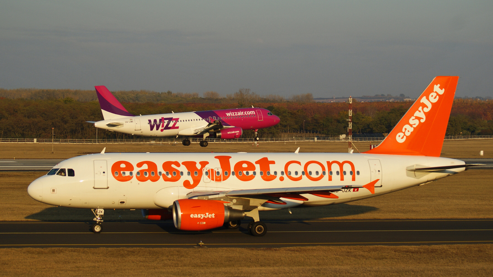 Wizz Air (HA-LWA) és Easyjet Switzerland (HB-JZK)
