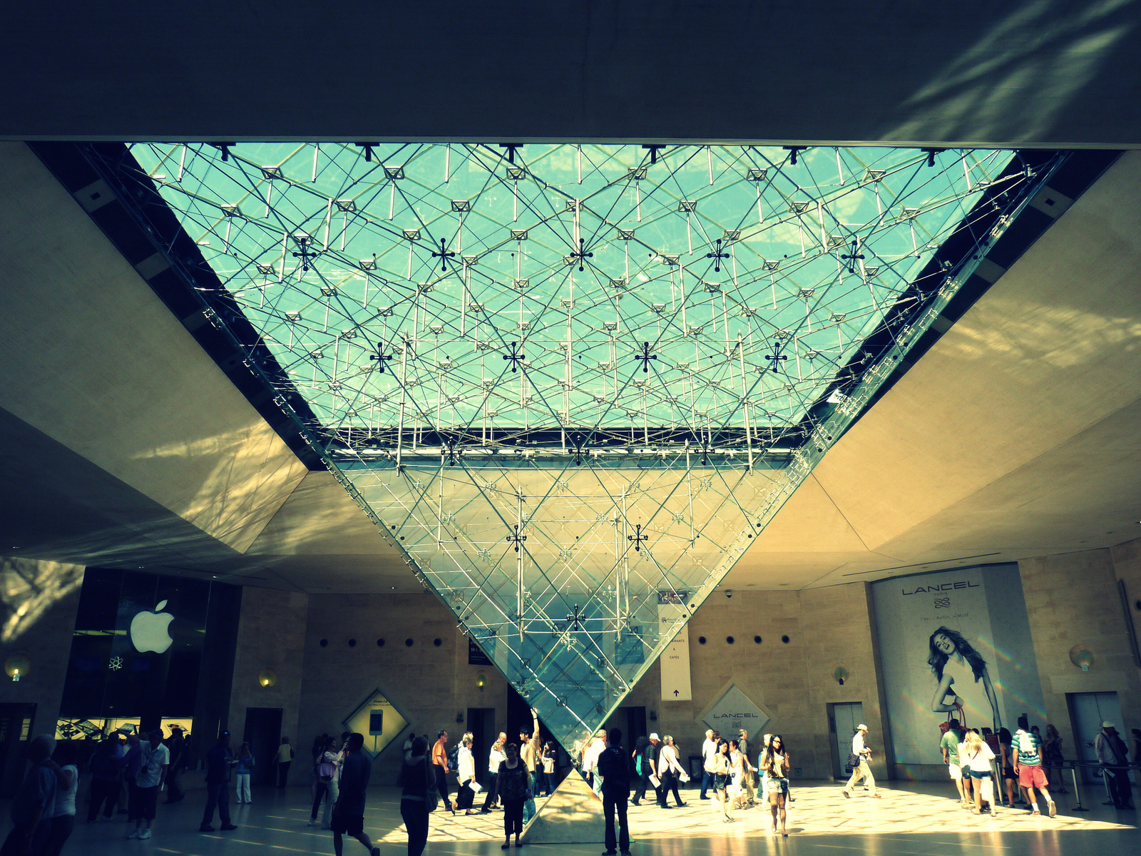 Fordított piramis, Louvre 2.