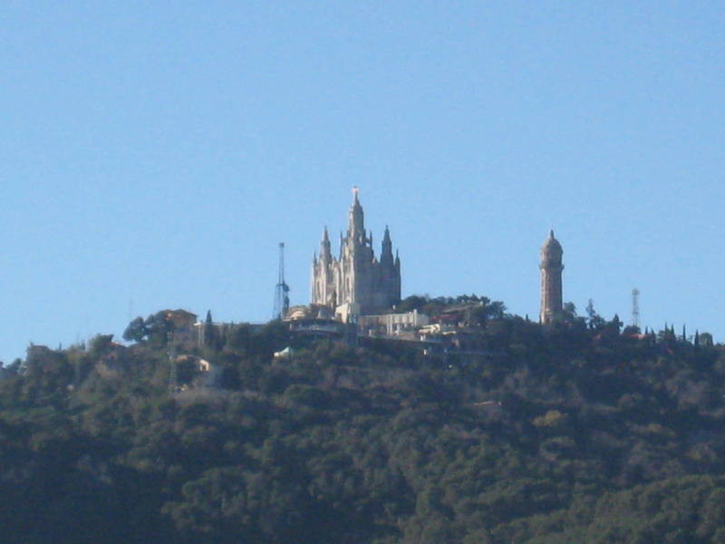 távolban a Tibidabo...