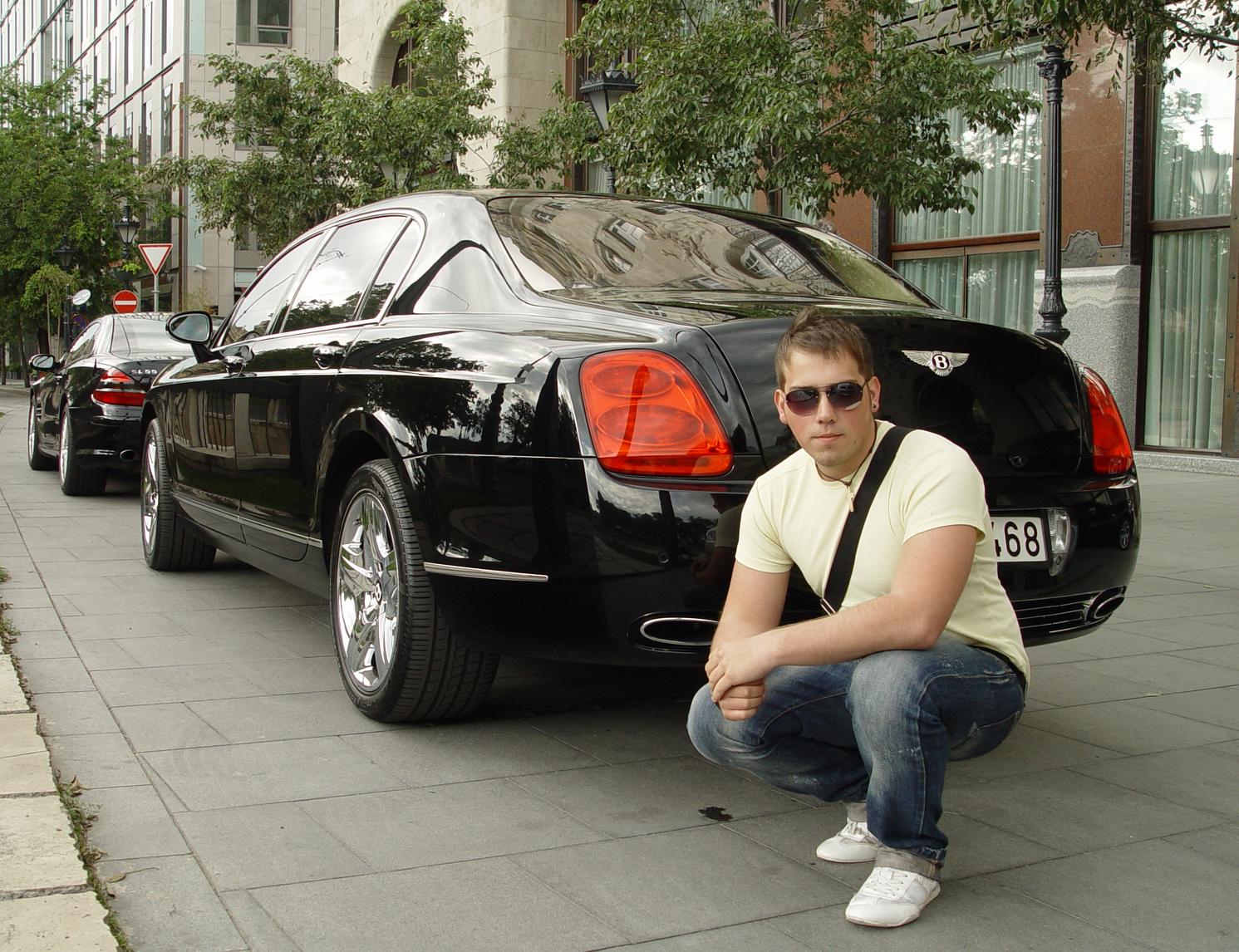 Halványsárga Enzo + Bentley Continental Flying Spur