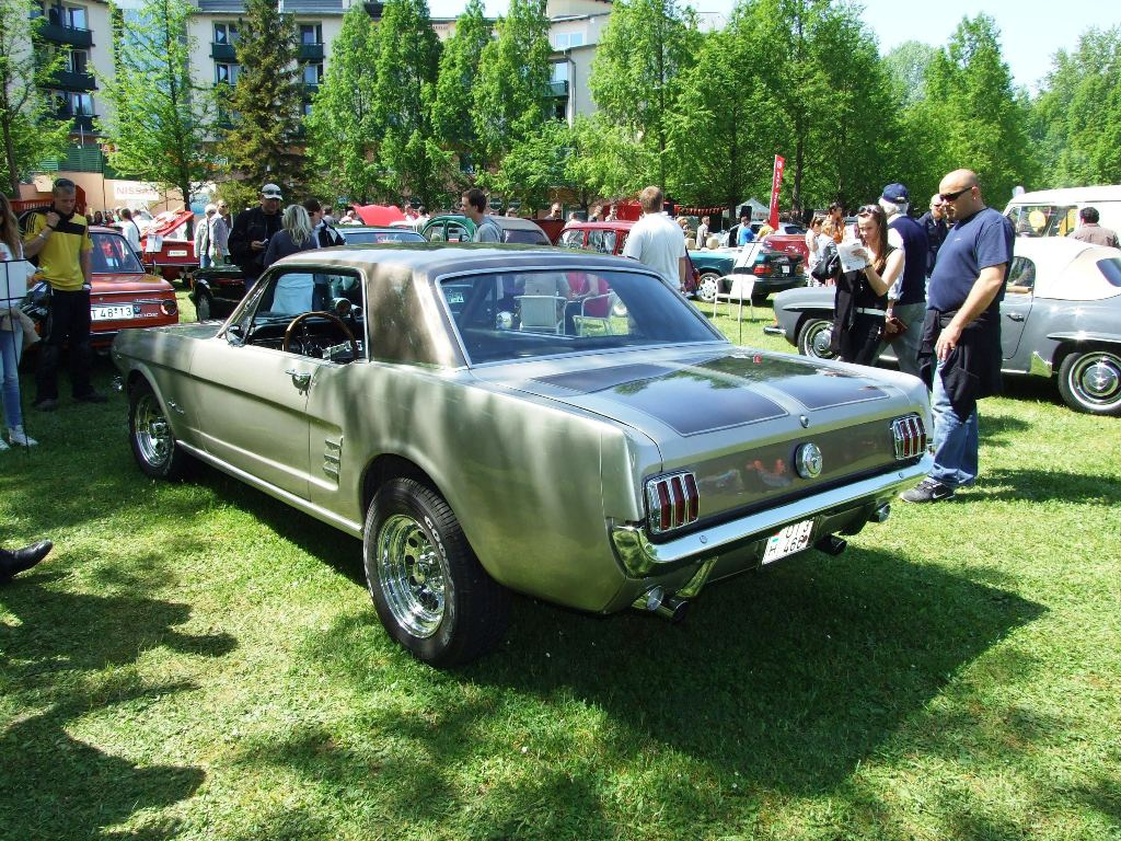 Ford Mustang a