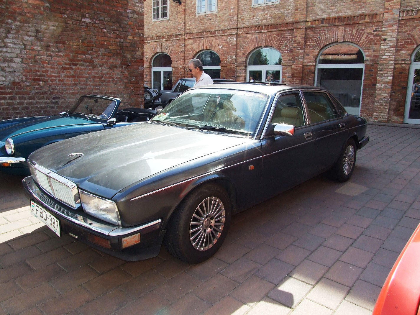 Jaguar XJ6 b