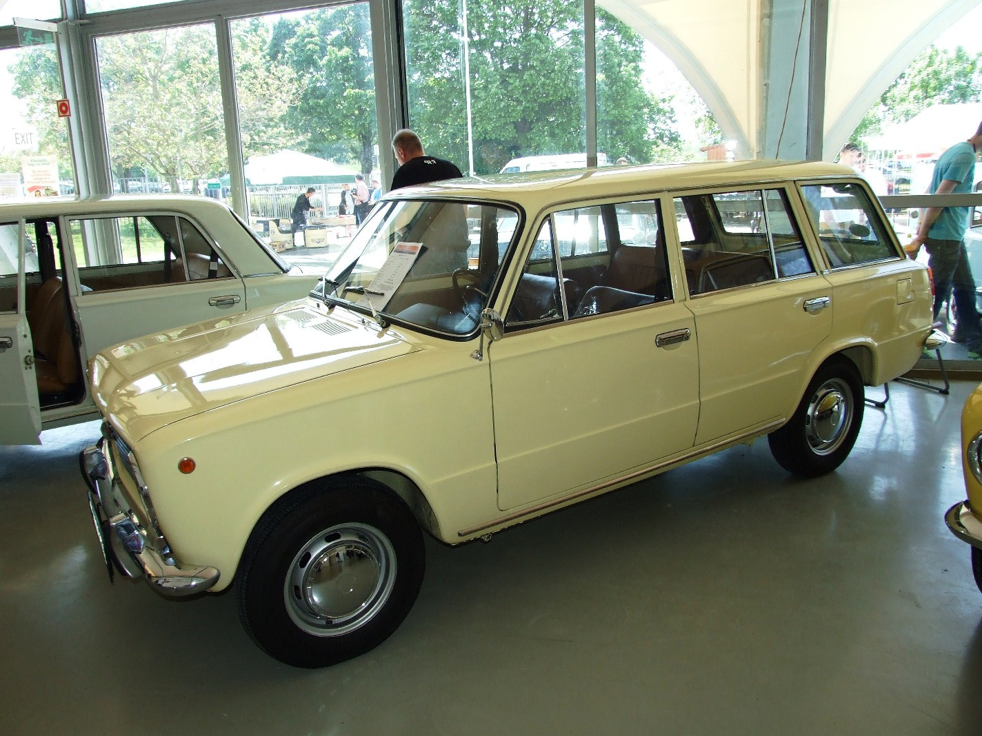 b Lada 2102 a