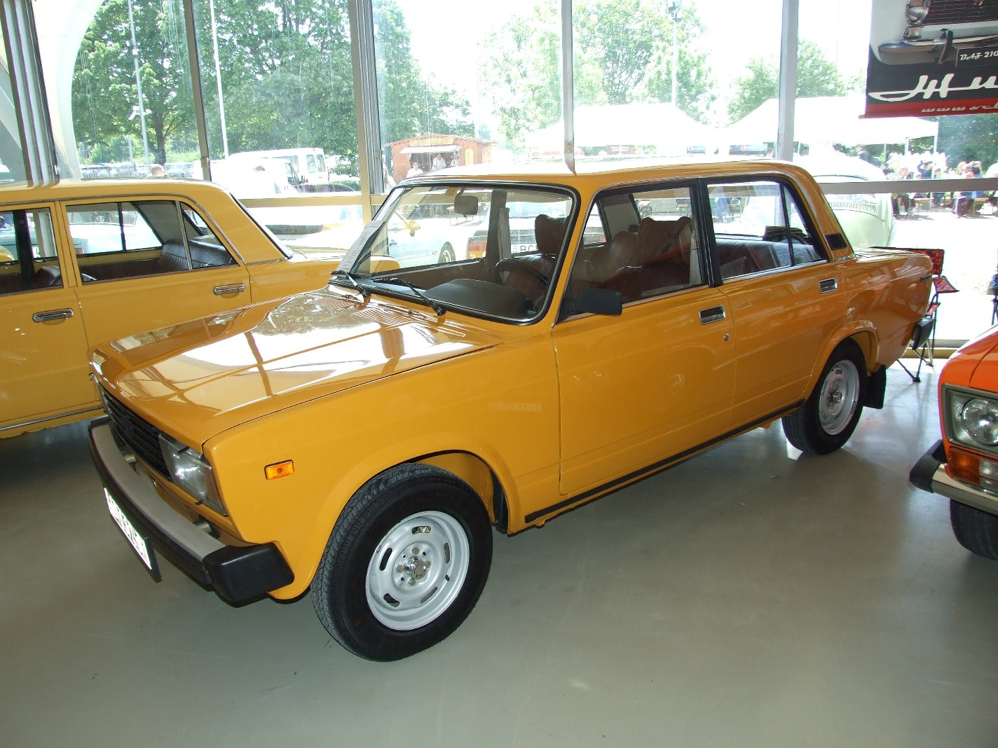 b Lada 2105 a