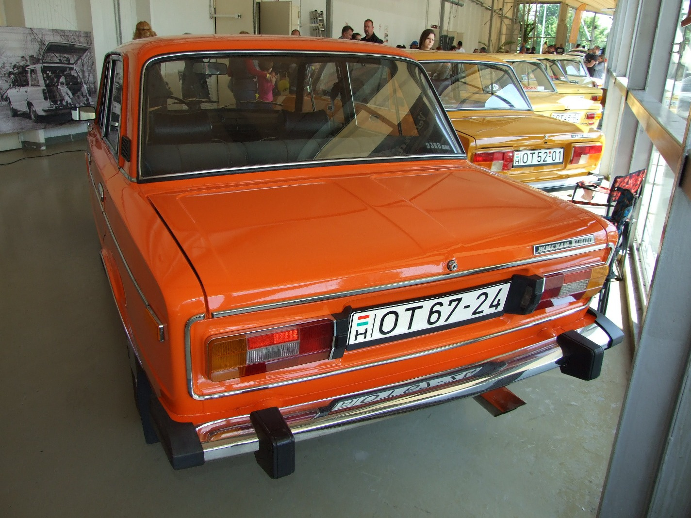 b Lada 2106 d