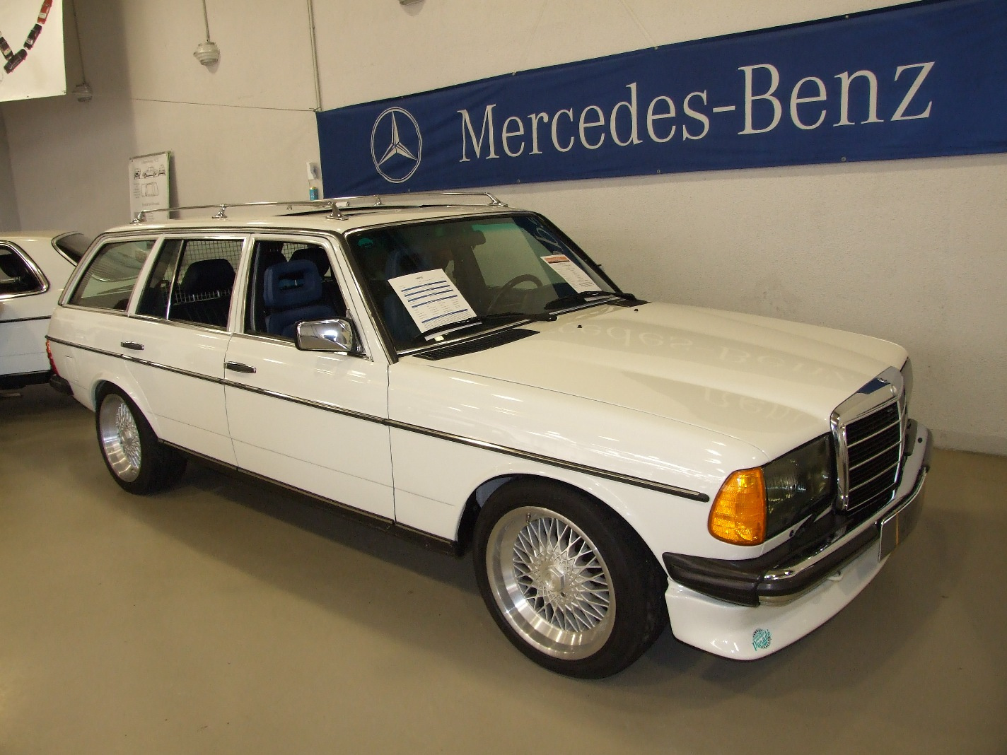 b Mercedes W123 280TE a