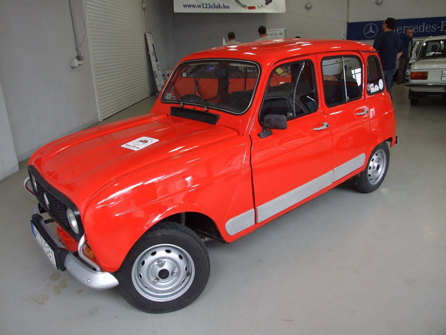 b Renault 4