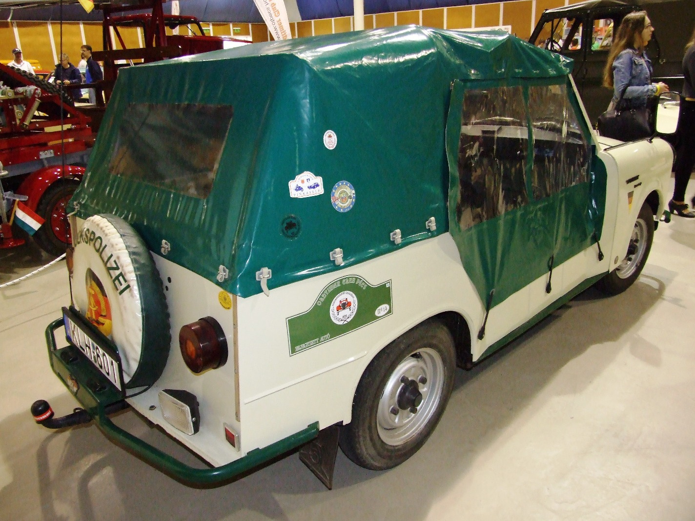 b Trabant 601 Tramp a