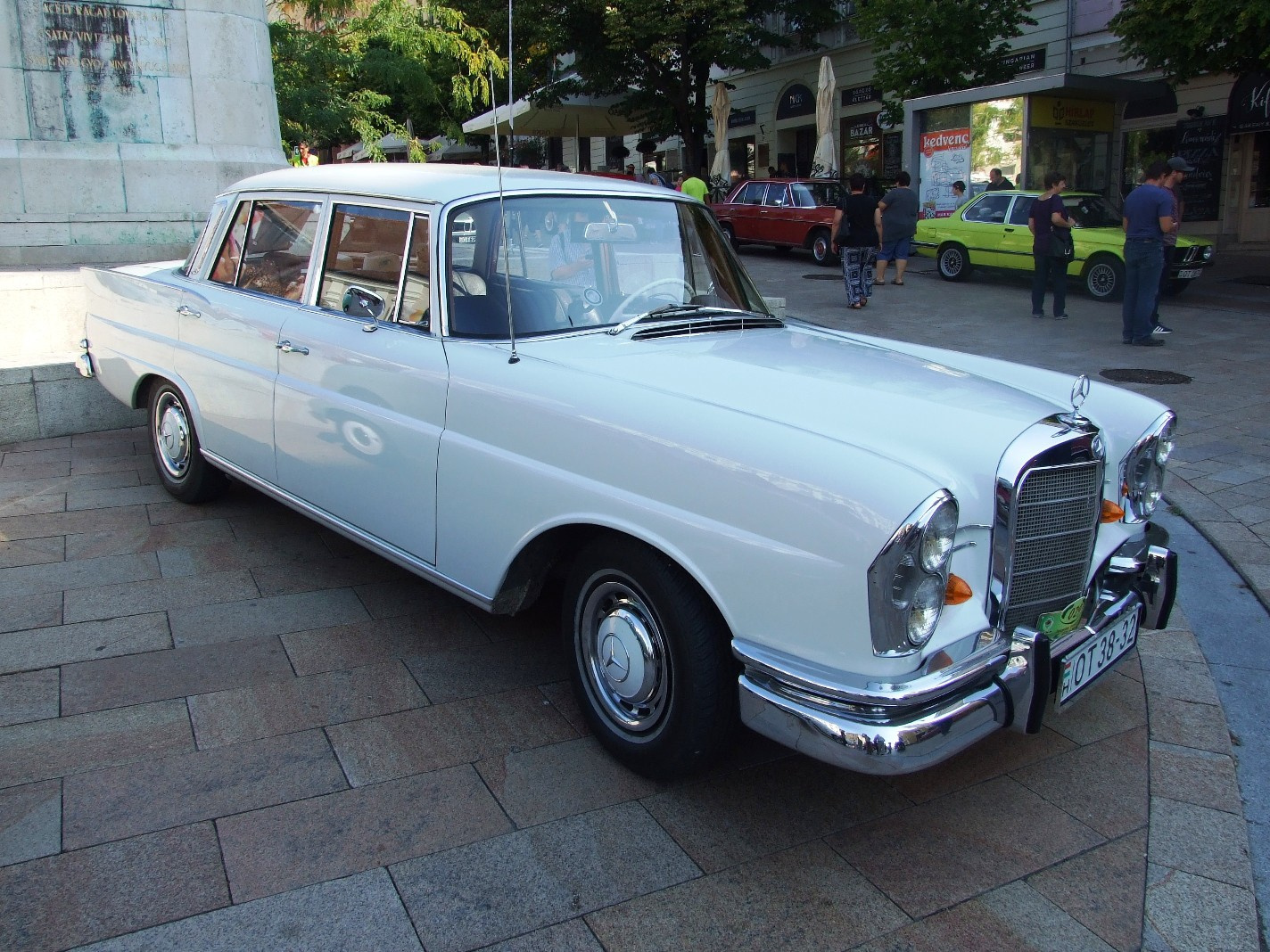 Mercedes 220S a