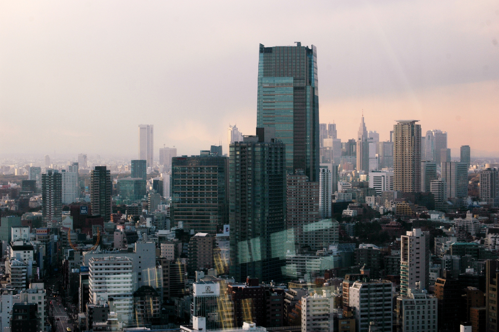 Végtelen város: Roppongi, háttérben Shinjuku