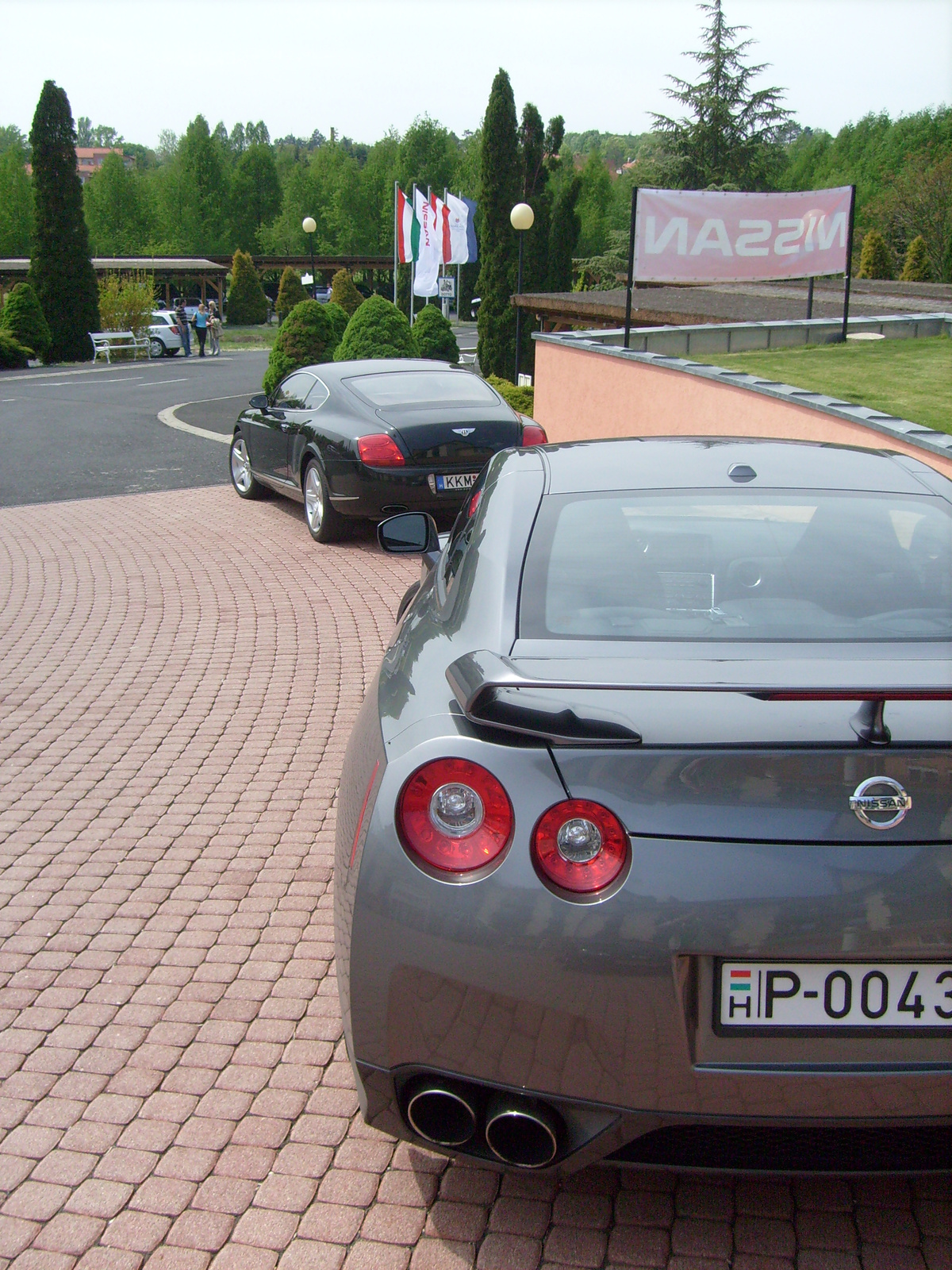 Nissan GT-R & Bentley Continental GT