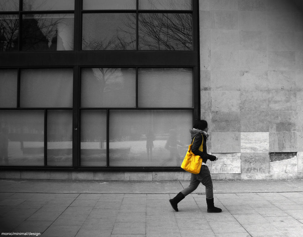 csak egy lány, meg a sárga táska