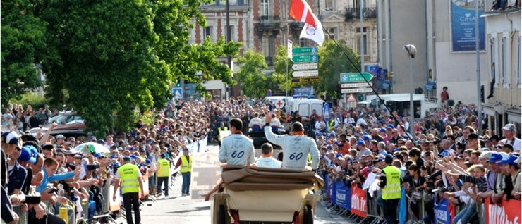 Versenyzők parádéja a városban