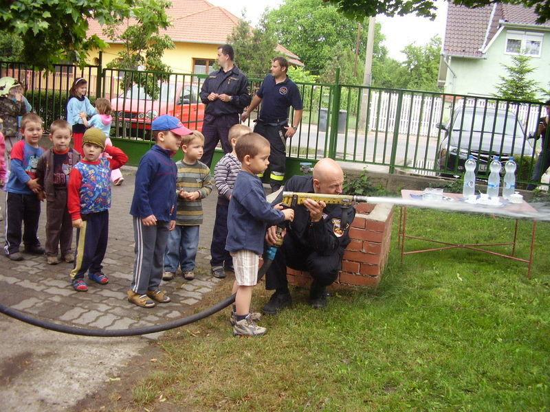 2009.05.28.ovi Tűzoltókkal 046