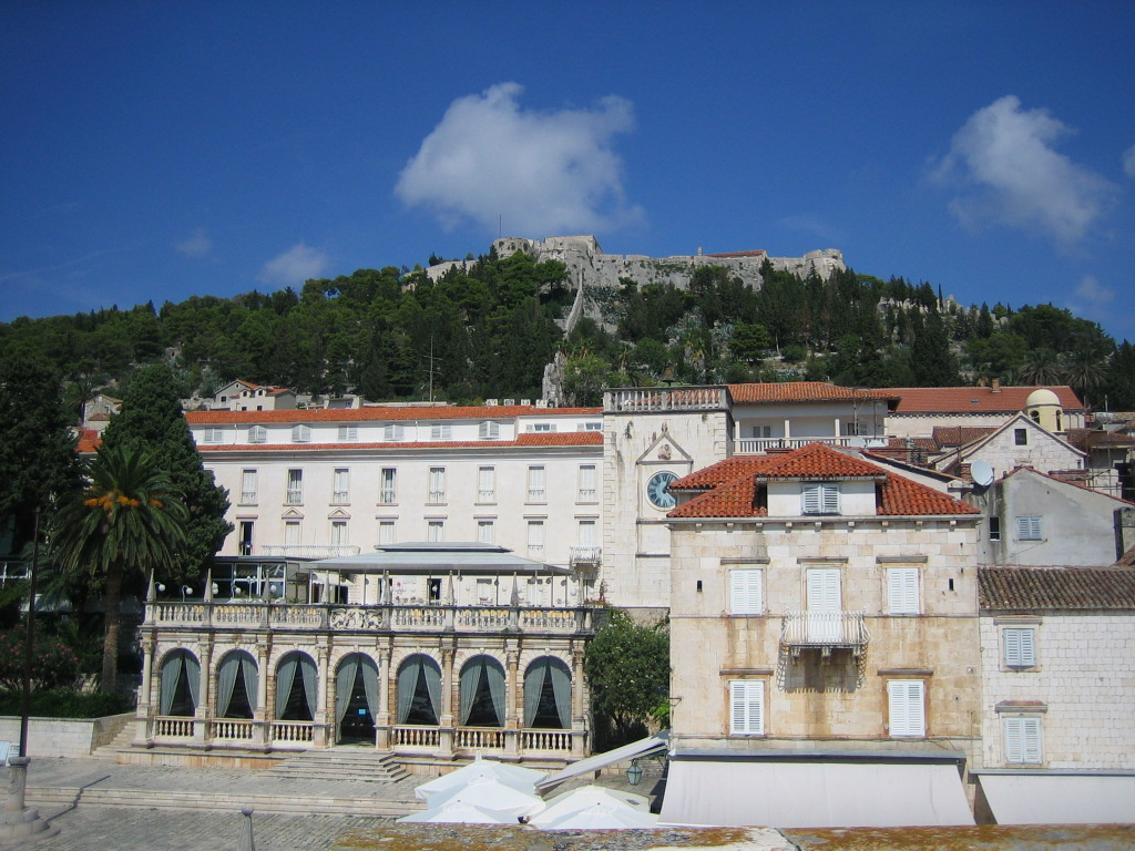 A kormányzói palota háttérben az erőddel, Hvar