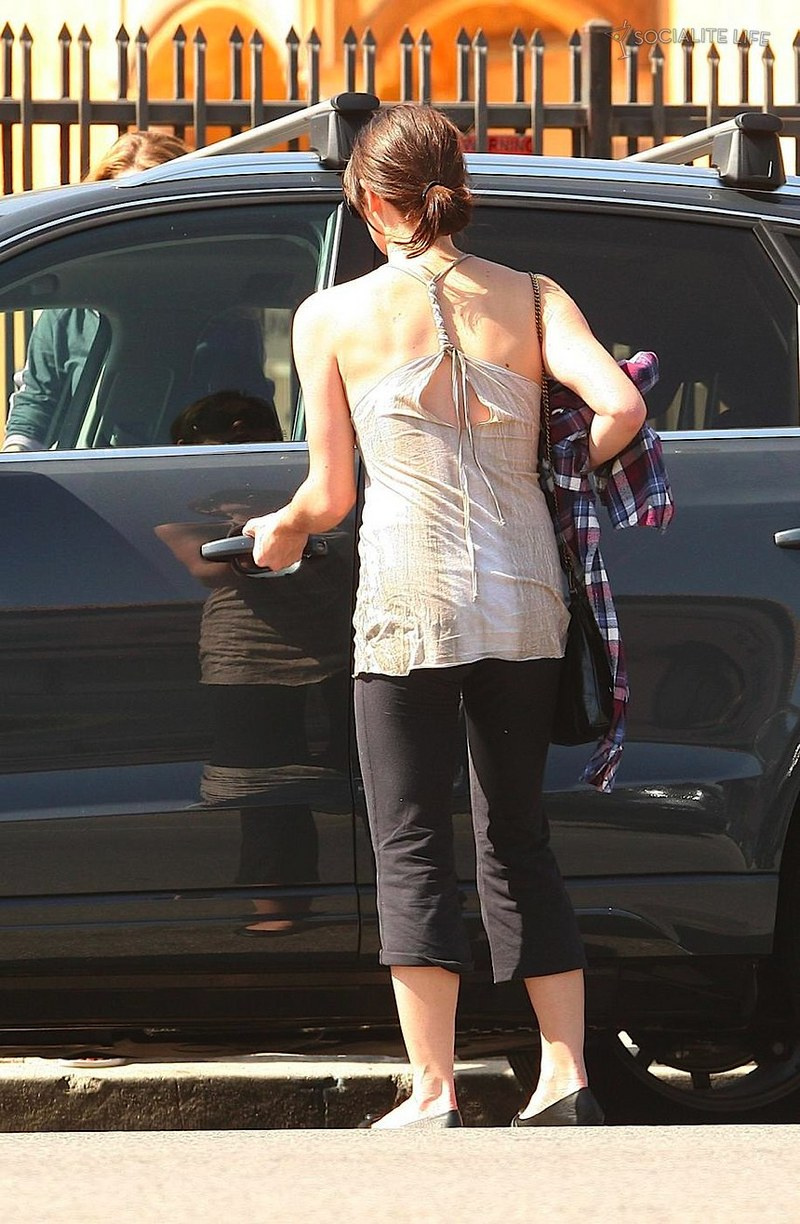 gallery enlarged-ashley-greene-vivians-cafe-09052009-18