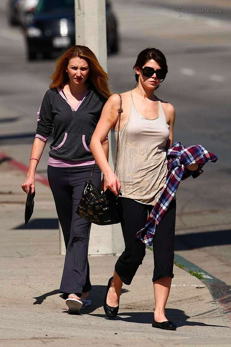 gallery enlarged-ashley-greene-vivians-cafe-09052009-12