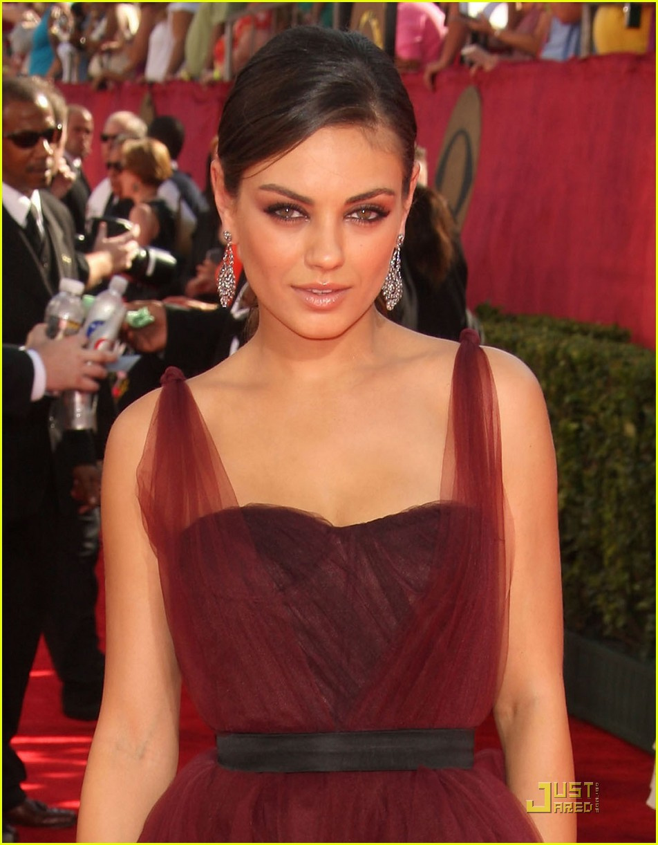 mila-kunis-emmy-awards-2009-06