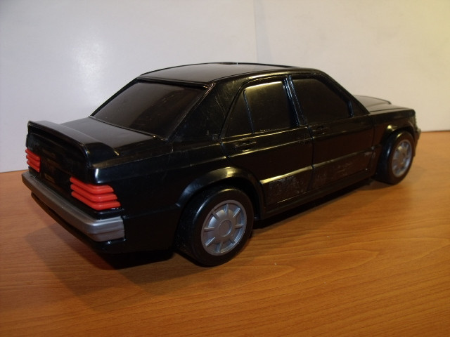 Mercedes 190E játékautó (1)