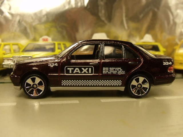 Mercedes E-Class Taxi MB bordó (3)