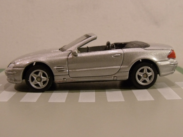 Mercedes 500SL Welly vs Matchbox (12)