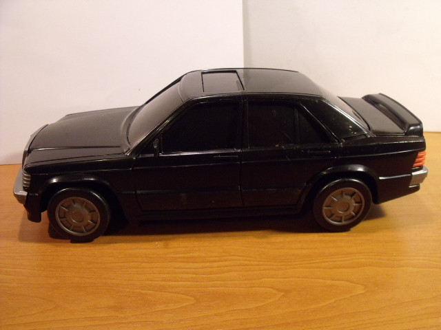 Mercedes 190E játékautó (7)