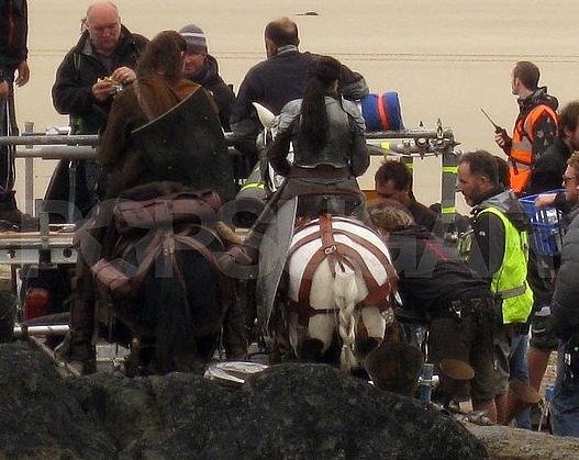 kristen-stewart-snow-white-and-the-huntsman-set-photo-3