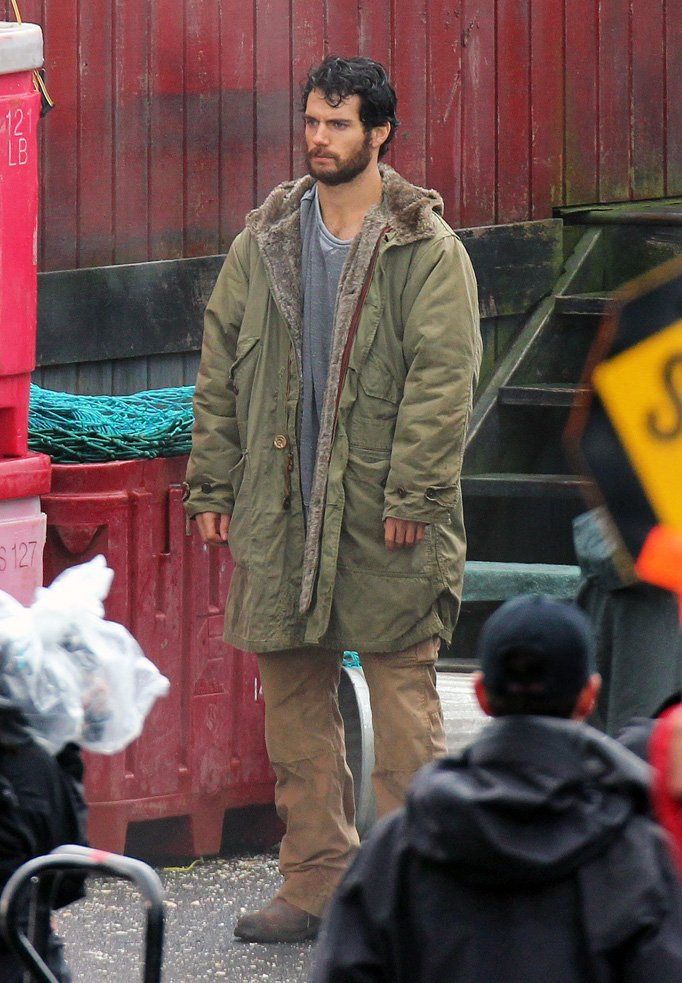 henry-cavill-man-of-steel-set-photo-2