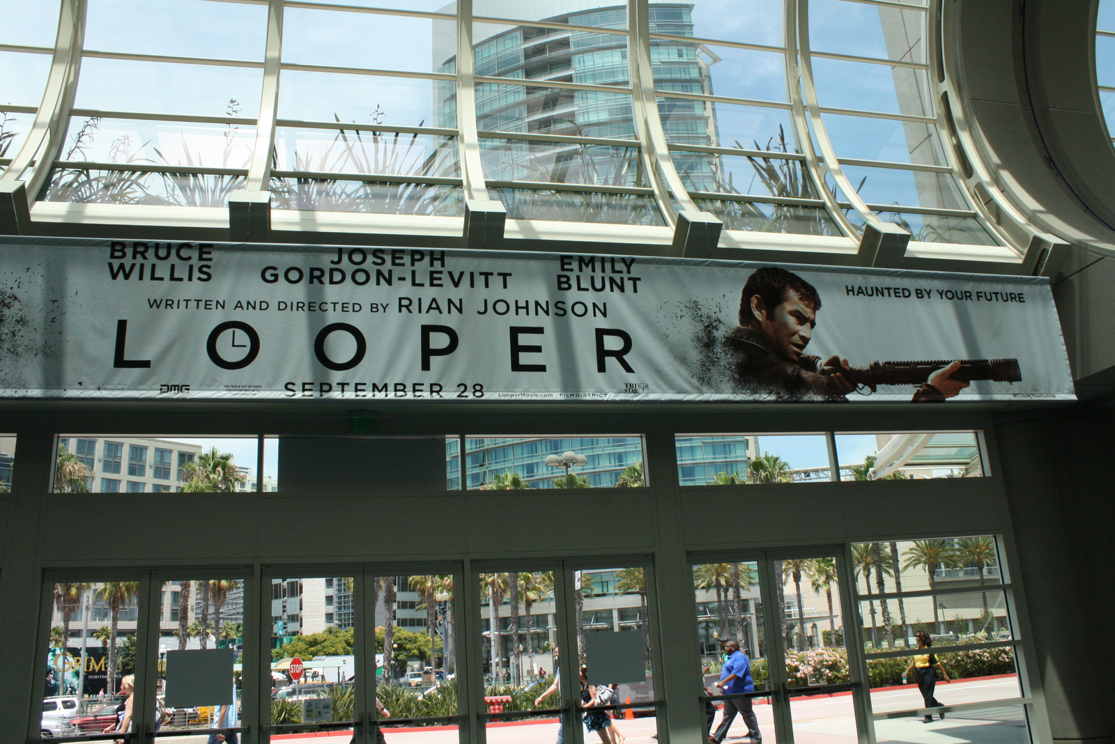 looper-poster-banner