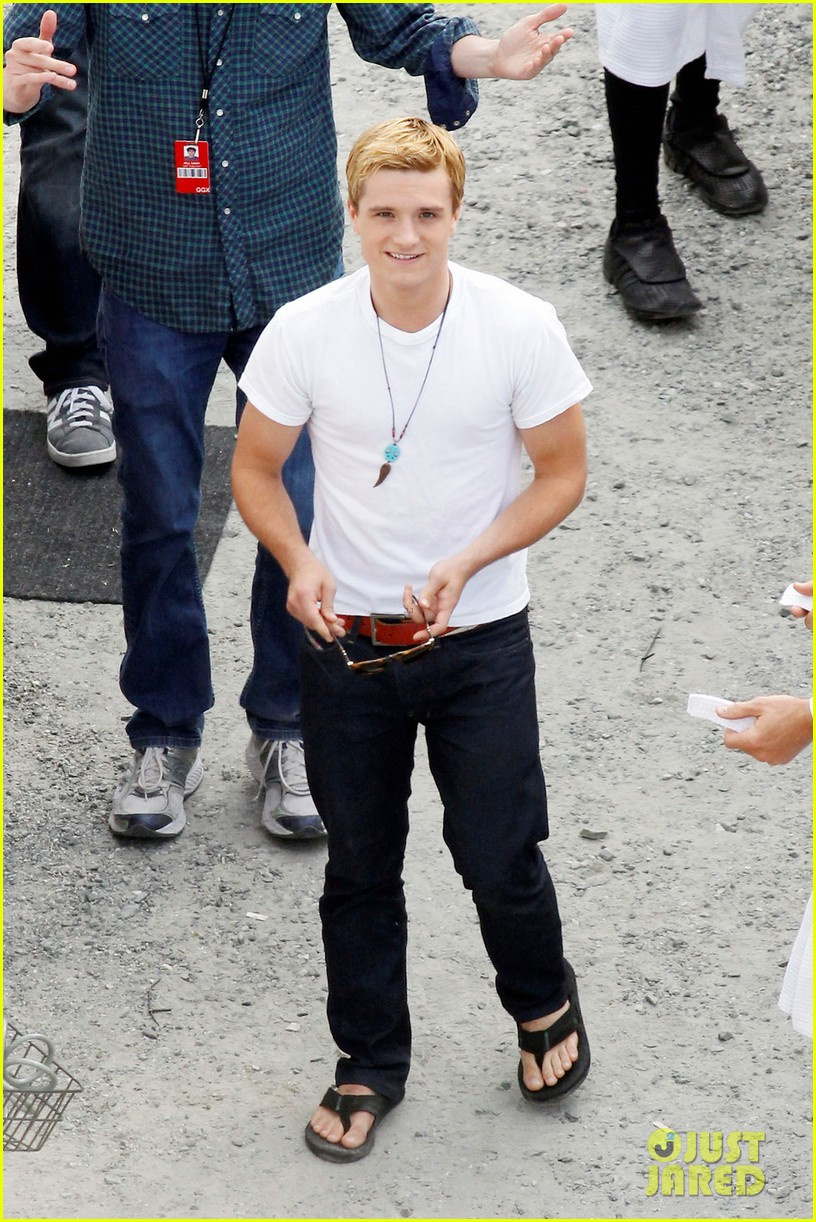 josh-hutcherson-first-photos-from-catching-fire-set-01