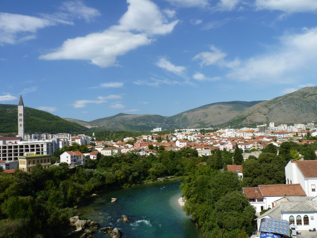 Mostar a Neretva folyóval.