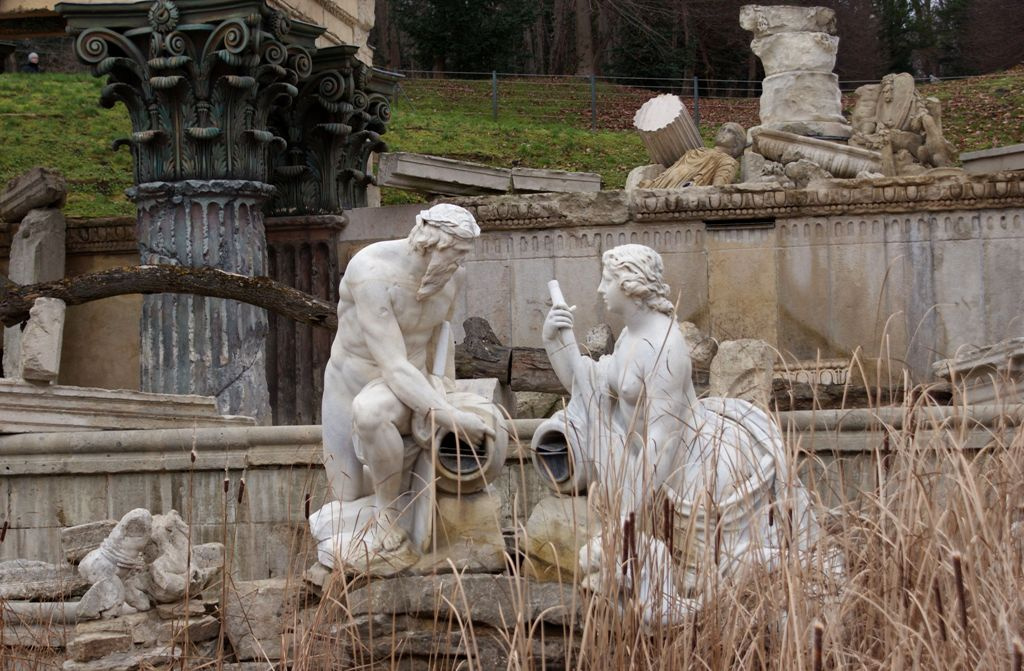 Schönbrunn - római (mű)romok a Duna, az Enns szimbólikus alakjai